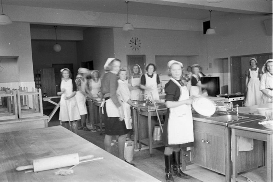 Foto: Fortsettelsesskole for piker, skolekjøkken 1939. Fotograf: Ukjent. Oslo byarkiv/A-20032/Ua/0004/008 Skolekjøkken for piker i Osterhaus' gate 22 i 1939.