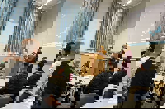 En gruppe personer i et møte