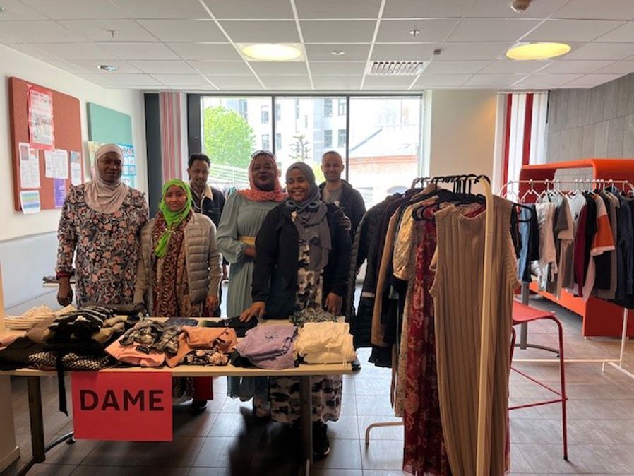 en gruppe mennesker i en klesbutikk