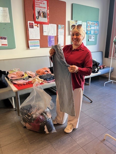 en person som holder en stor pose med mat