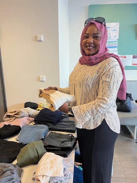 en person i et rosa hodeskjerf