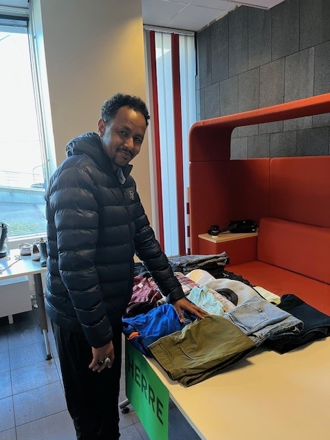 en person som står ved siden av en seng