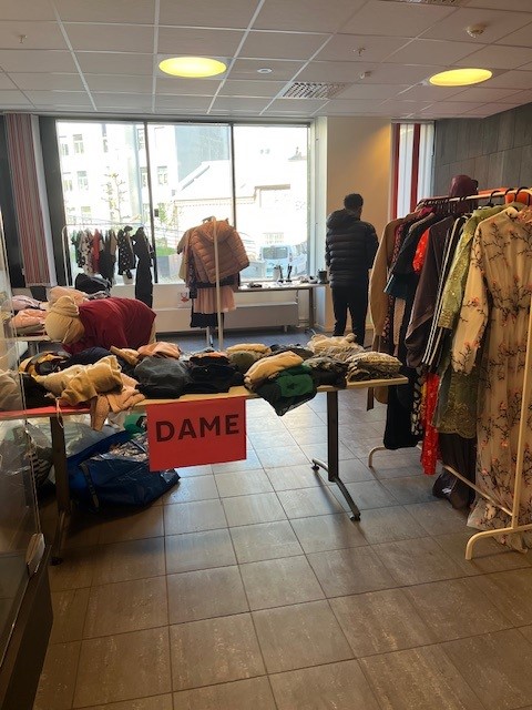 en butikk med klær utstilt