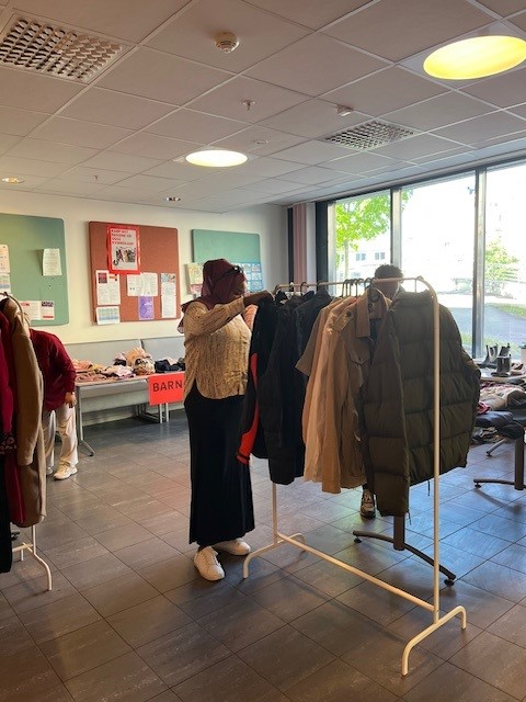 et rom med mye klær i