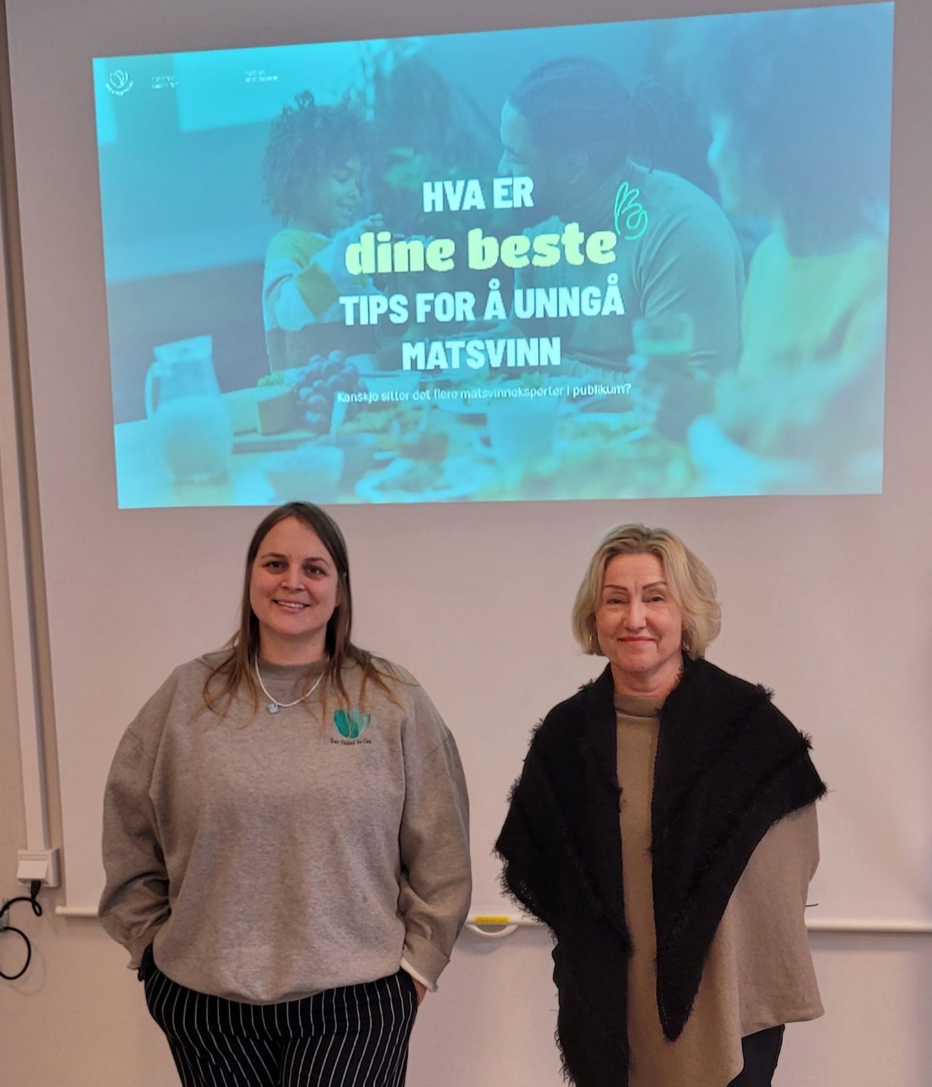 Noen få personr smiler